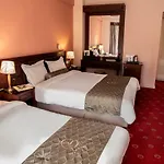 Pella 3*